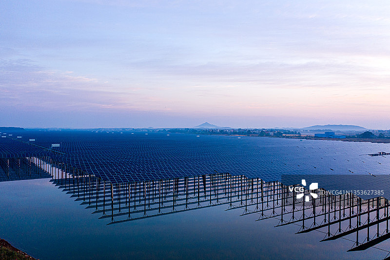 湖面上的太阳能发电场图片素材