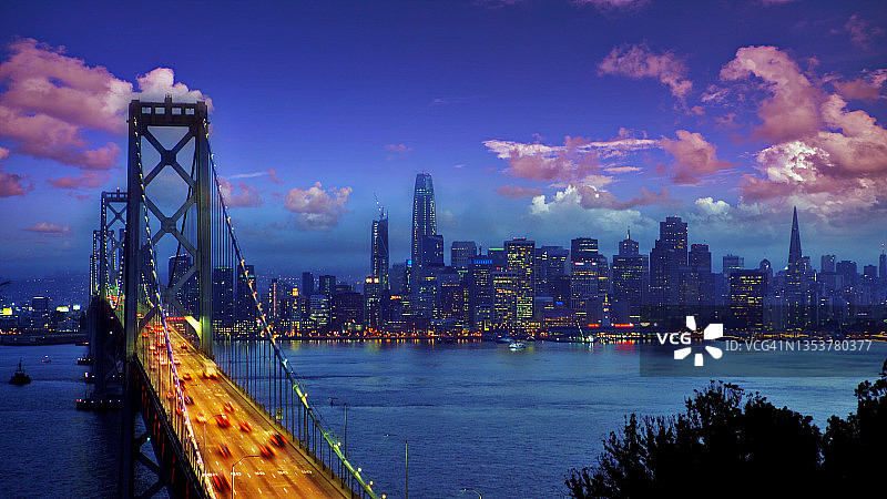 旧金山-奥克兰海湾大桥和金融区。图片素材