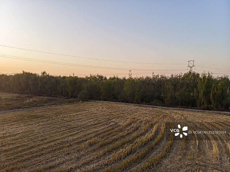 中国杭州，夕阳下收获农田的航拍照片图片素材