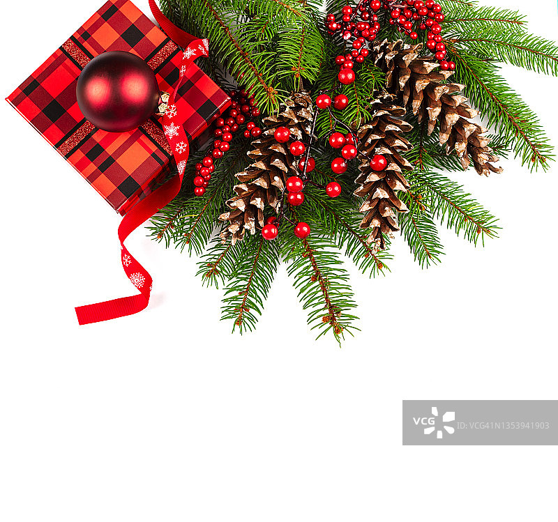 圣诞节的背景。礼品盒、冷杉枝和白色背景上的圣诞装饰图片素材