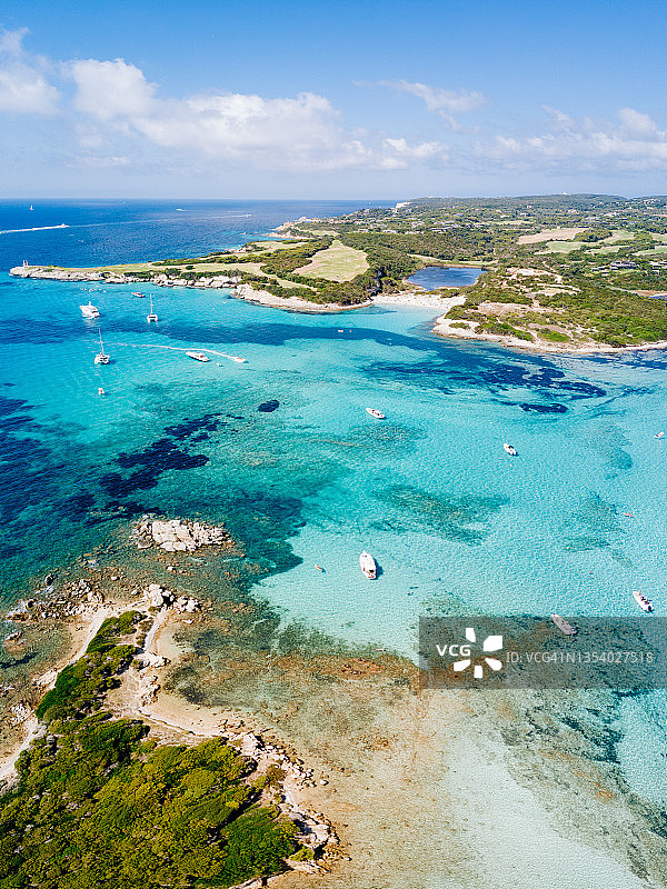 南科西嘉岛，碧绿的海湾，有小船和海岸线，靠近皮亚纳岛。法国图片素材