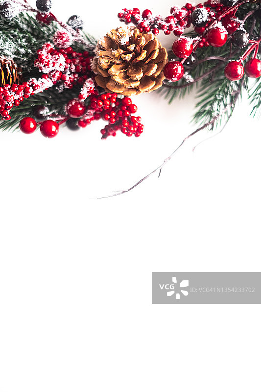 圣诞花环孤立在白色的背景。新年的象征。图片素材