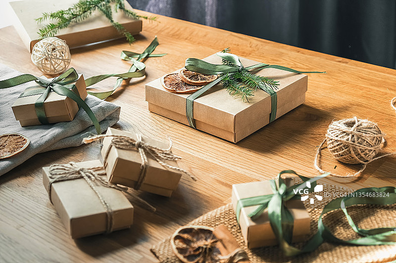 圣诞礼物。礼品盒，零浪费，环保手工制作盒包装礼品在牛皮纸表，环保圣诞假期概念，圣诞礼物包装，环保装饰横幅图片素材