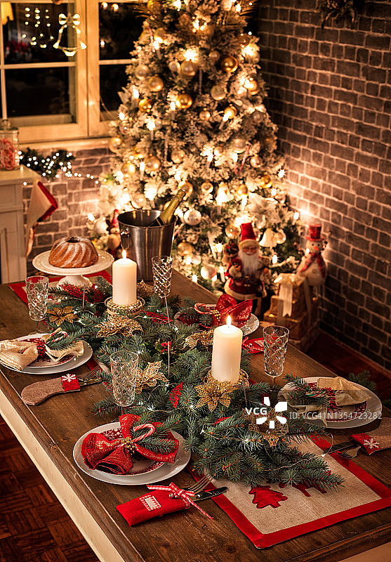 优雅的圣诞餐桌图片素材