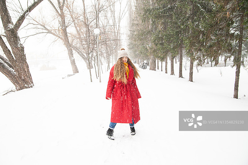 冬天在公园里玩雪的快乐女人图片素材