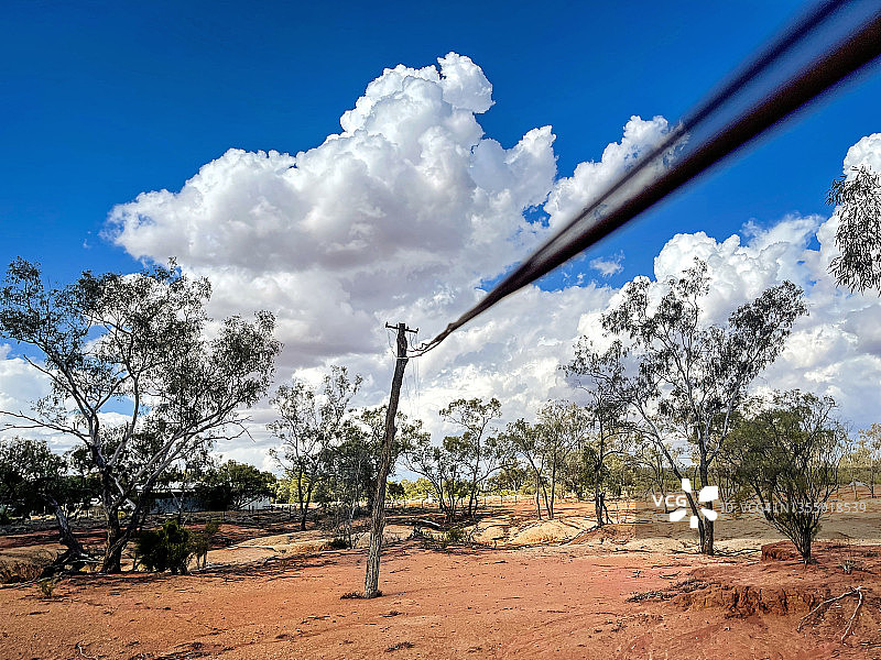 古老的电报线和木杆在干旱气候的树木云雾澳大利亚内陆图片素材