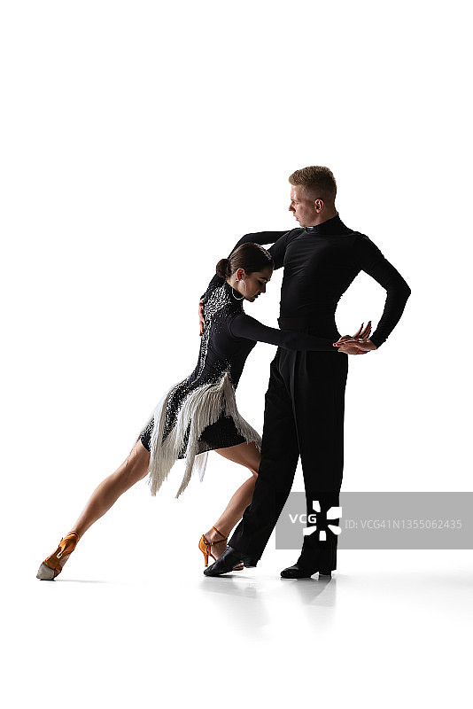 动态肖像年轻优雅的舞者，灵活的男人和女人跳舞交际舞孤立在白色工作室的背景。图片素材