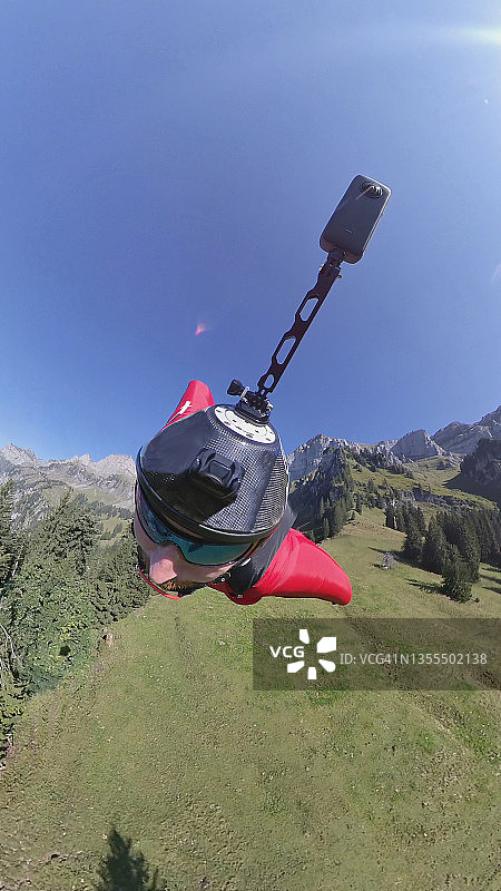 翼装飞行员在瑞士阿尔卑斯山上滑翔的POV图片素材