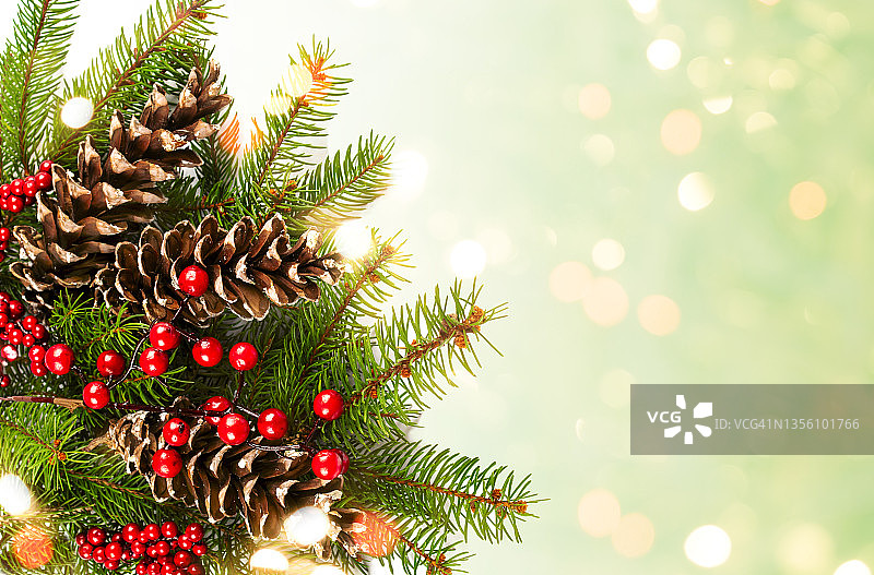 圣诞节的背景。冷杉枝，松果和圣诞装饰图片素材