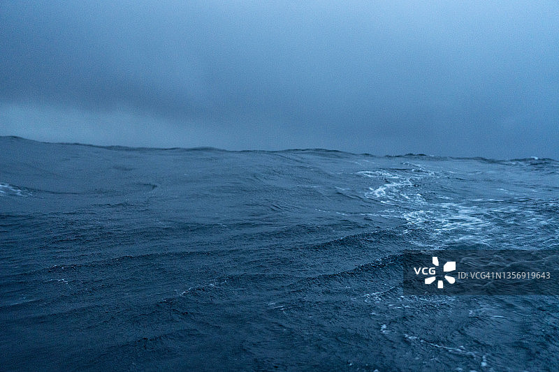大海的景象:波涛汹涌的大海图片素材
