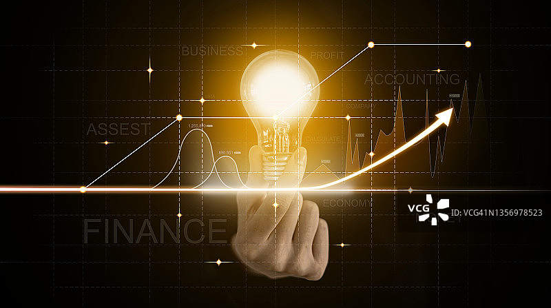 拿着橙色灯泡的人，用图表和财务数据的波动来显示业务增长。商业策略。数字营销。数字全息图。图片素材