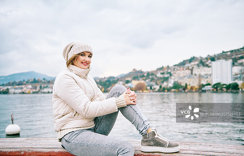 户外肖像快乐的年轻女子享受美丽的散步在蒙特勒市日内瓦湖，瑞士图片素材
