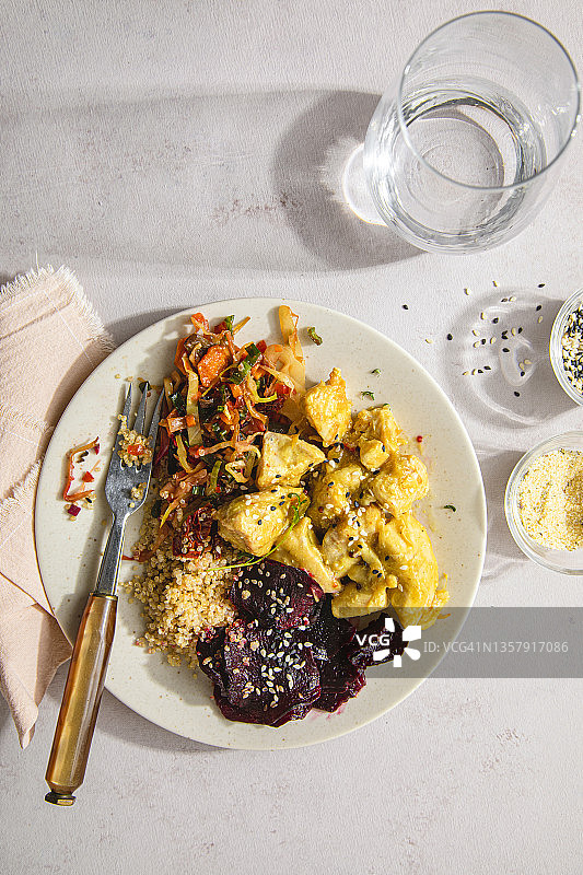 用奎奴亚藜作装饰的腌制鸡肉和蔬菜端上桌图片素材