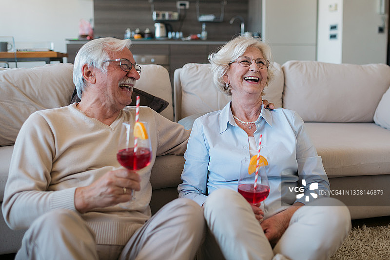 快乐的白种人老夫妇一起在家里庆祝情人节图片素材