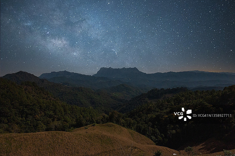 泰国清迈，夜间有银河般的土琅江道山图片素材