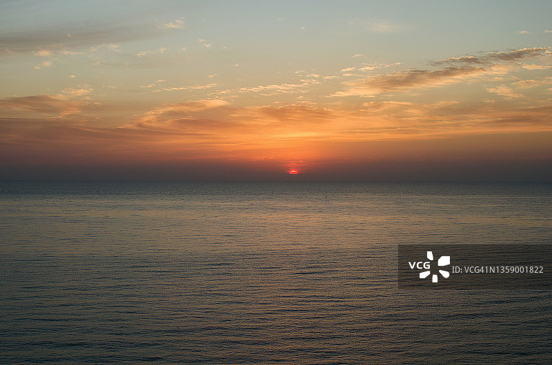 日轮从海面的地平线上升起。土耳其默尔辛附近的地中海。旅游概念图片素材