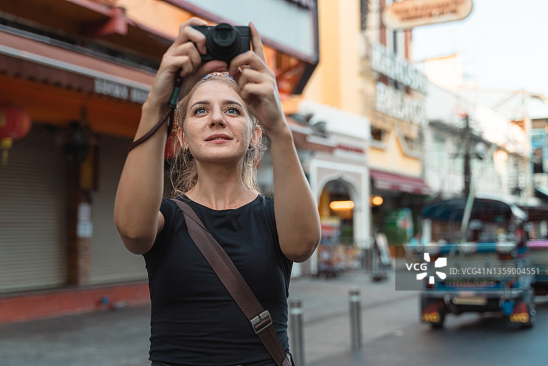 白种女性喜欢在泰国曼谷考山路旅行图片素材