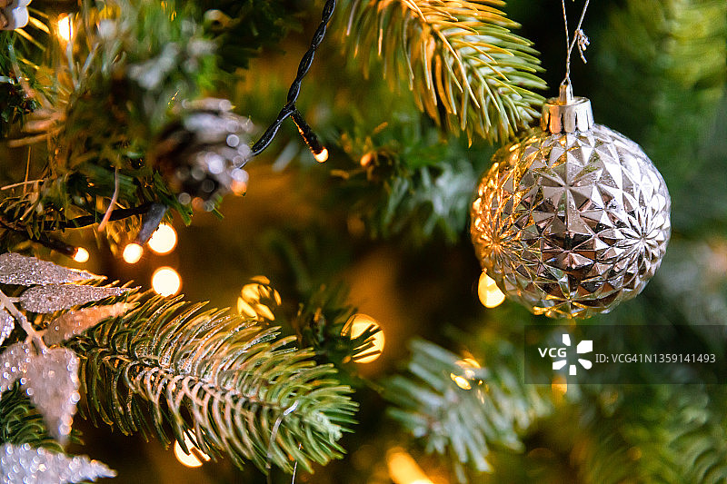经典的圣诞装饰新年树。用白色和银色装饰的圣诞树，装饰玩具和球。现代古典风格的室内设计公寓。平安夜在家图片素材