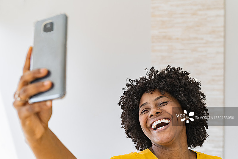 微笑的黑人妇女在自拍图片素材