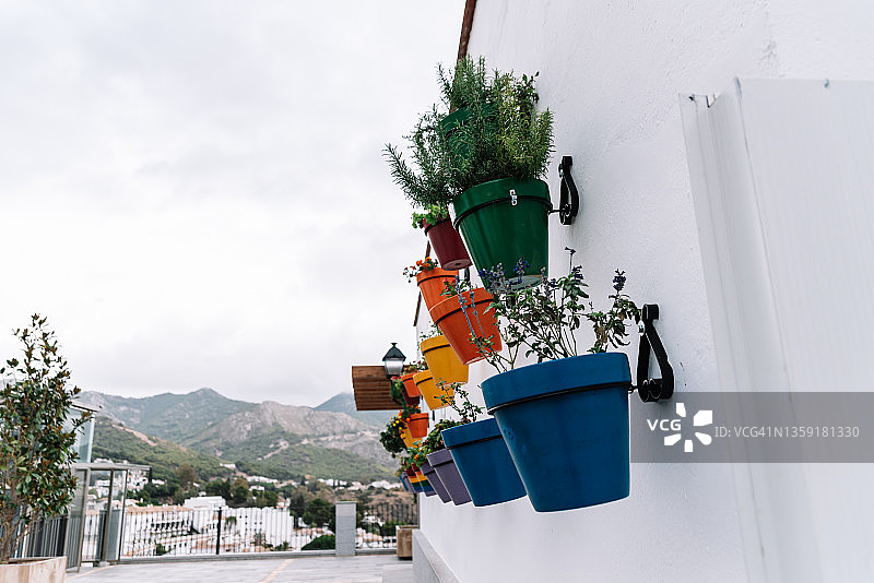 西班牙马拉加Mijas的彩色花盆图片素材
