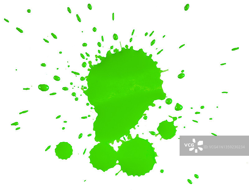 一滴绿色的颜料在空白的画布上滑动。图片素材