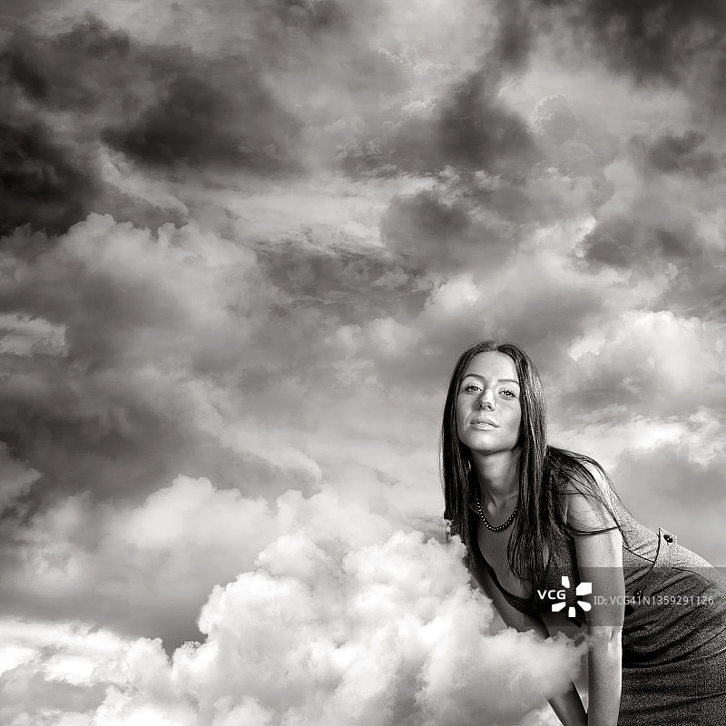 孤独概念美丽的白色女人肖像与多云的天空图片素材