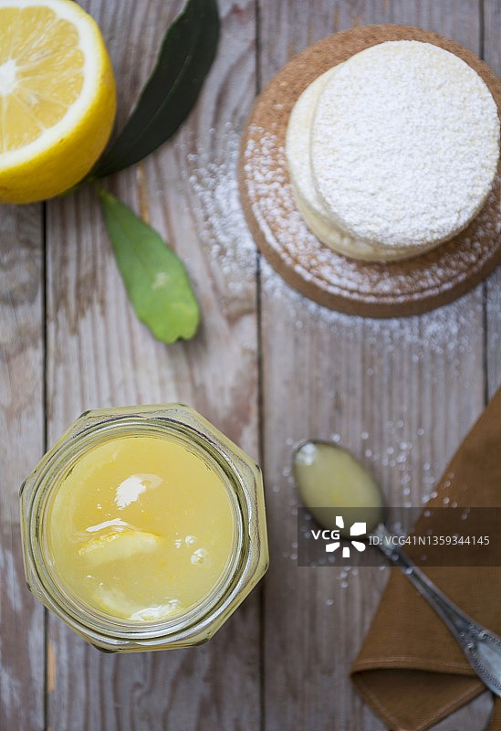 一罐自制的柠檬凝乳和柠檬饼干图片素材