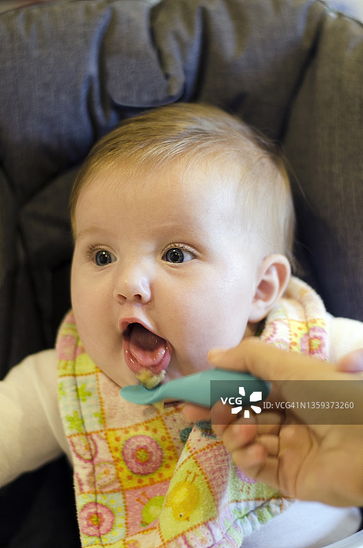 开心宝宝用勺子吃东西图片素材