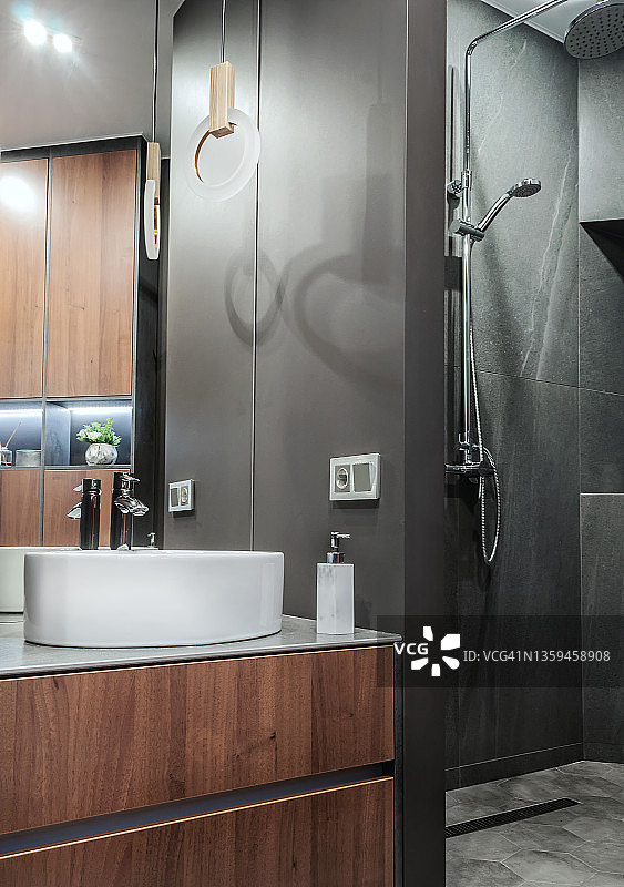 家居设计，浴室室内侧视图在现代斯堪的纳维亚风格的自然色调在灰色近距离图片素材