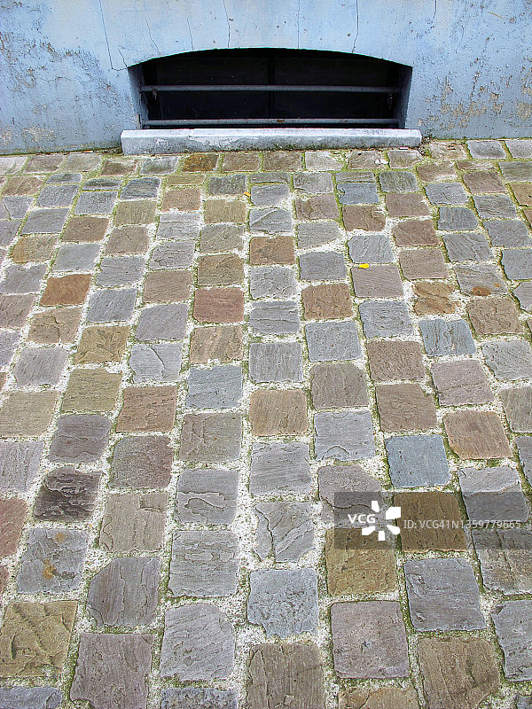 空荡荡的，干净的铺有小窗户的人行道在布鲁塞尔图片素材