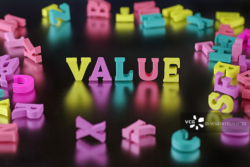 彩色木字拼出“价值”一词图片素材