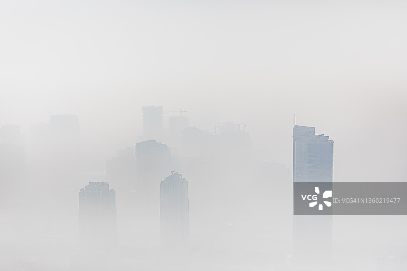 高角度拍摄的清晨雾中的摩天大楼，迪拜，阿拉伯联合酋长国图片素材