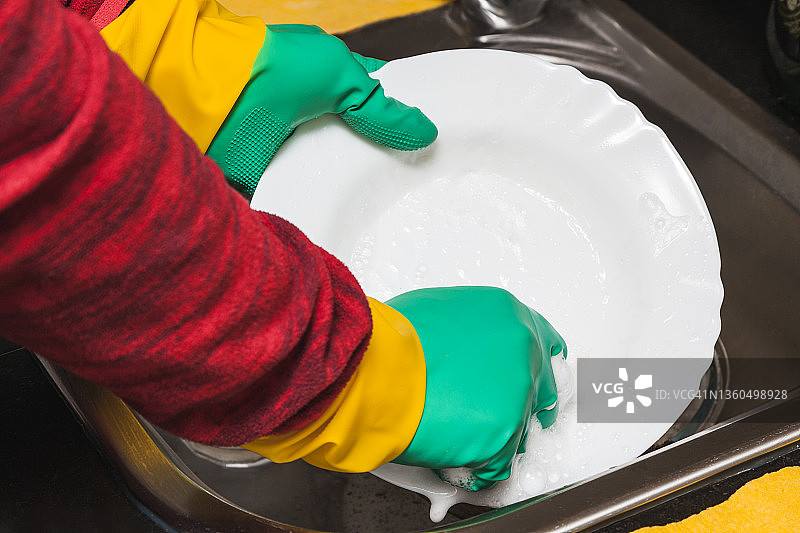一个人洗碗的手图片素材