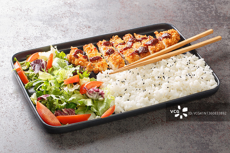 日本炸鸡块配米饭和新鲜沙拉。水平图片素材