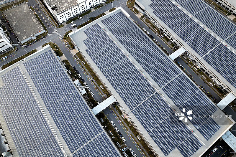俯瞰安装在工厂屋顶上的太阳能电池板图片素材