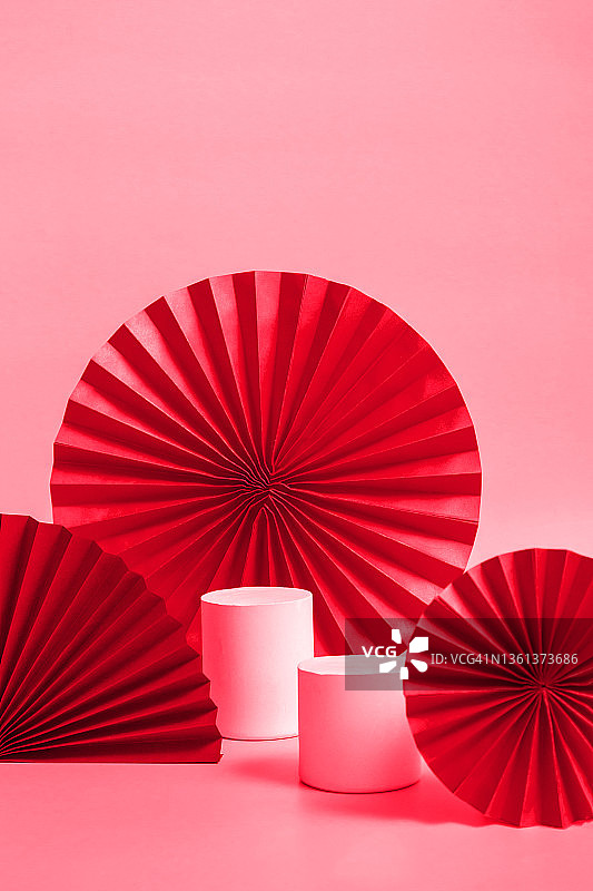 白色的讲台展示，红色的纸艺术扇子背景，用于品牌和产品介绍。垂直格式。近距离图片素材