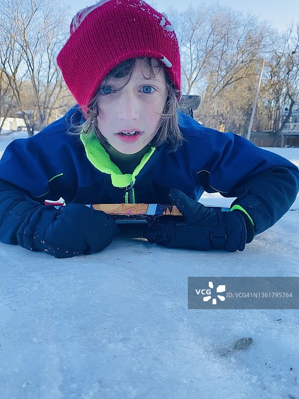冬天的儿童滑雪橇图片素材
