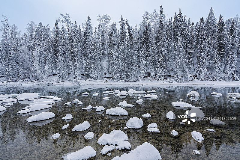 穿过冬季森林的河流图片素材