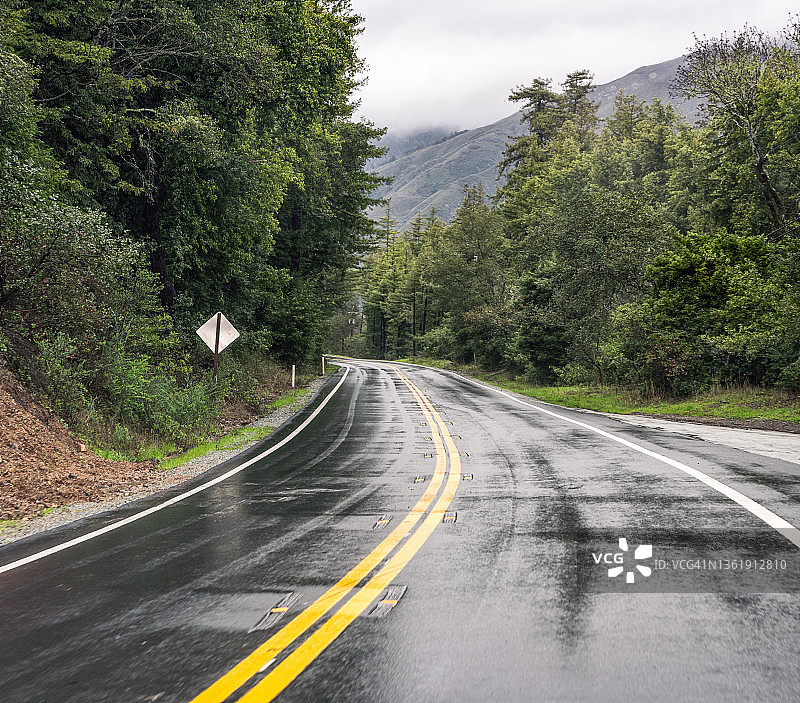 潮湿的冬季高速公路——加州1号公路图片素材