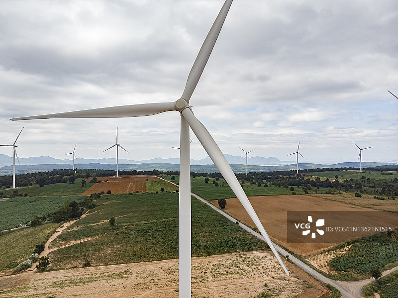 鸟瞰图，用于环保的清洁能源的大型风力涡轮机。图片素材