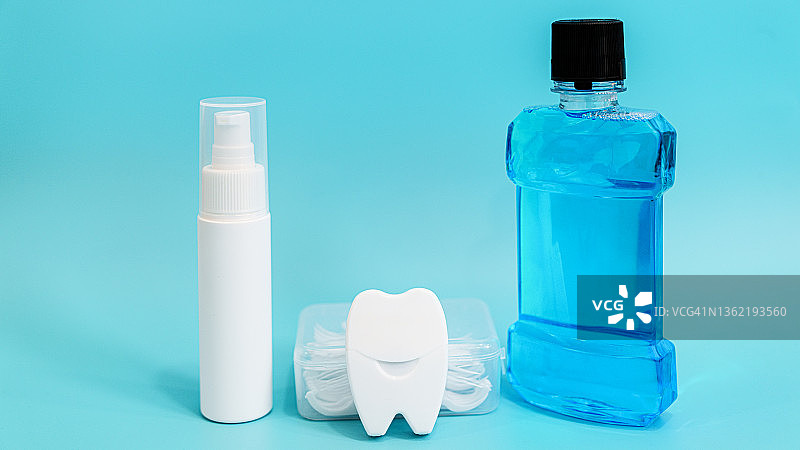 洁白健康的牙齿，不同的牙齿护理工具。牙科的背景。图片素材