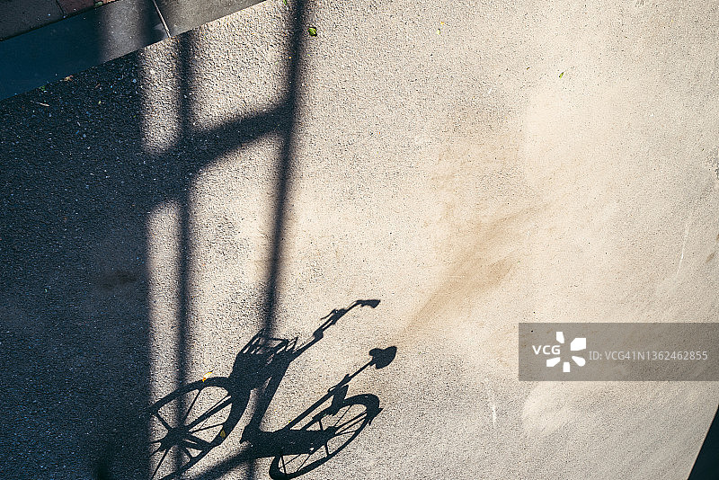 自行车在街上的影子图片素材