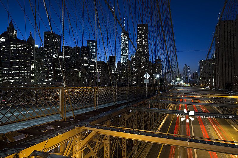 布鲁克林大桥灯光小径图片素材