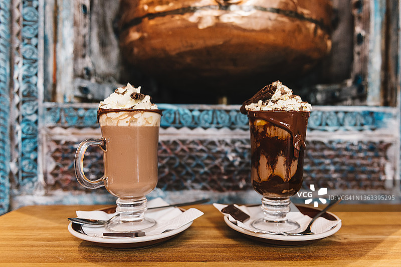 两个颓废的热巧克力供应时尚的咖啡馆图片素材