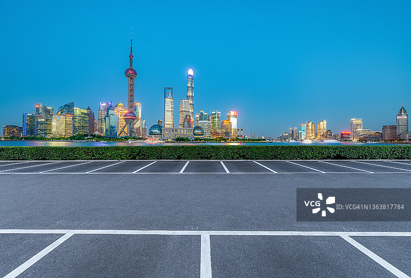 汽车广告背面板。上海天际线前的空停车场图片素材
