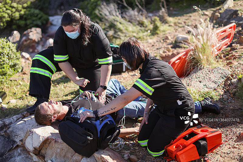 两名女护理人员正在协助一名伤者。图片素材