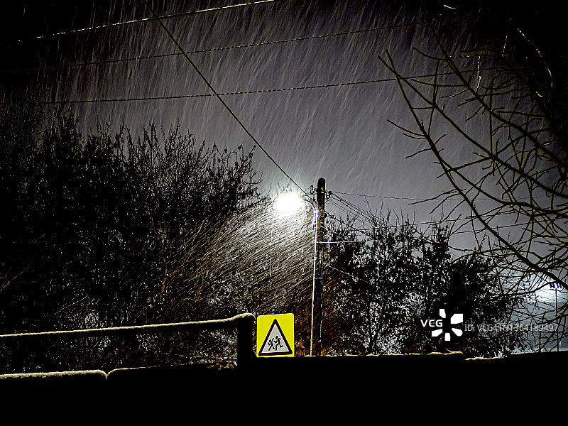 暴风雪中明亮的街灯图片素材