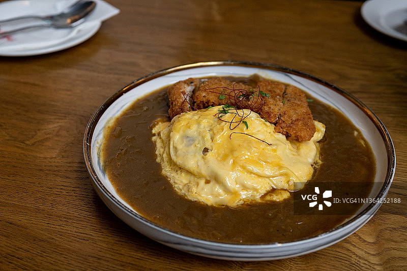 酥脆的鸡肉配上芳香的咖喱katsu酱和松软的米饭图片素材