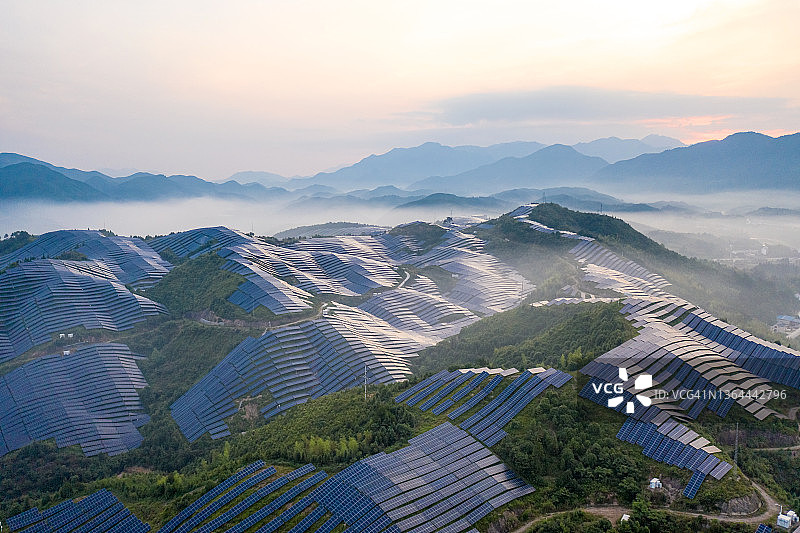 山上的太阳能发电厂图片素材