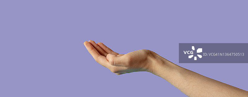 手掌向上伸展。手是张开的，随时准备帮助或接受。在一个裁剪轮廓的淡紫色背景上突出的手势。很仙女。图片素材